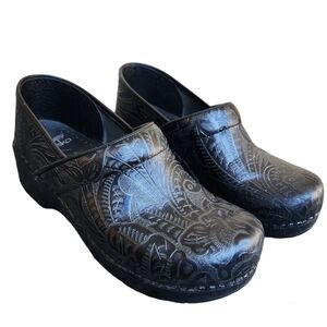 DANSKO *Size 40/9-9.5* Professional Black Tooled Patterned Leather Clogs EUC